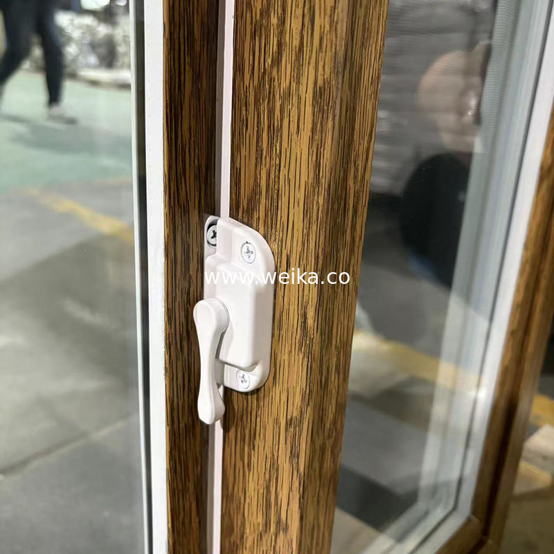 Maßgeschneiderte UPVC-Schiebefenster Holzkorn/Weiß Zwei-Töne anpassbare Farben und Größen Eingebauter Bildschirm OEM-Hersteller