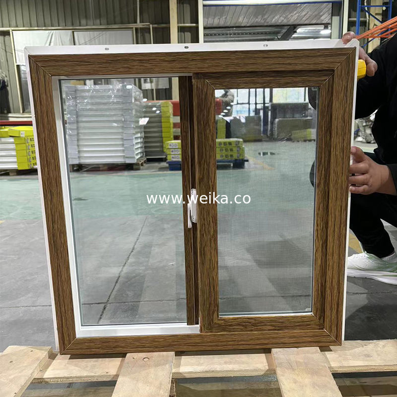Maßgeschneiderte UPVC-Schiebefenster Holzkorn/Weiß Zwei-Töne anpassbare Farben und Größen Eingebauter Bildschirm OEM-Hersteller