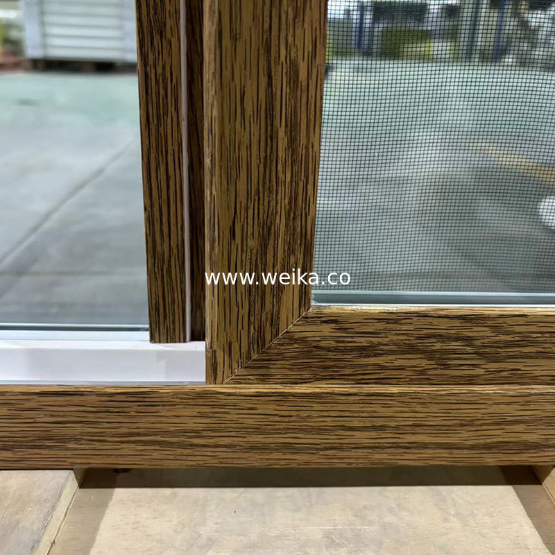 Maßgeschneiderte UPVC-Schiebefenster Holzkorn/Weiß Zwei-Töne anpassbare Farben und Größen Eingebauter Bildschirm OEM-Hersteller